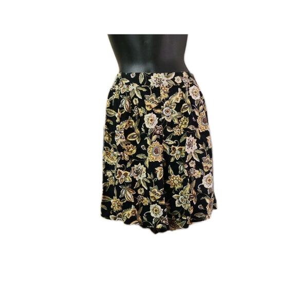 Fundamental Things Petite Shorts Black With Floral. 24/26 Inch Stretchy Waist - Picture 2 of 11